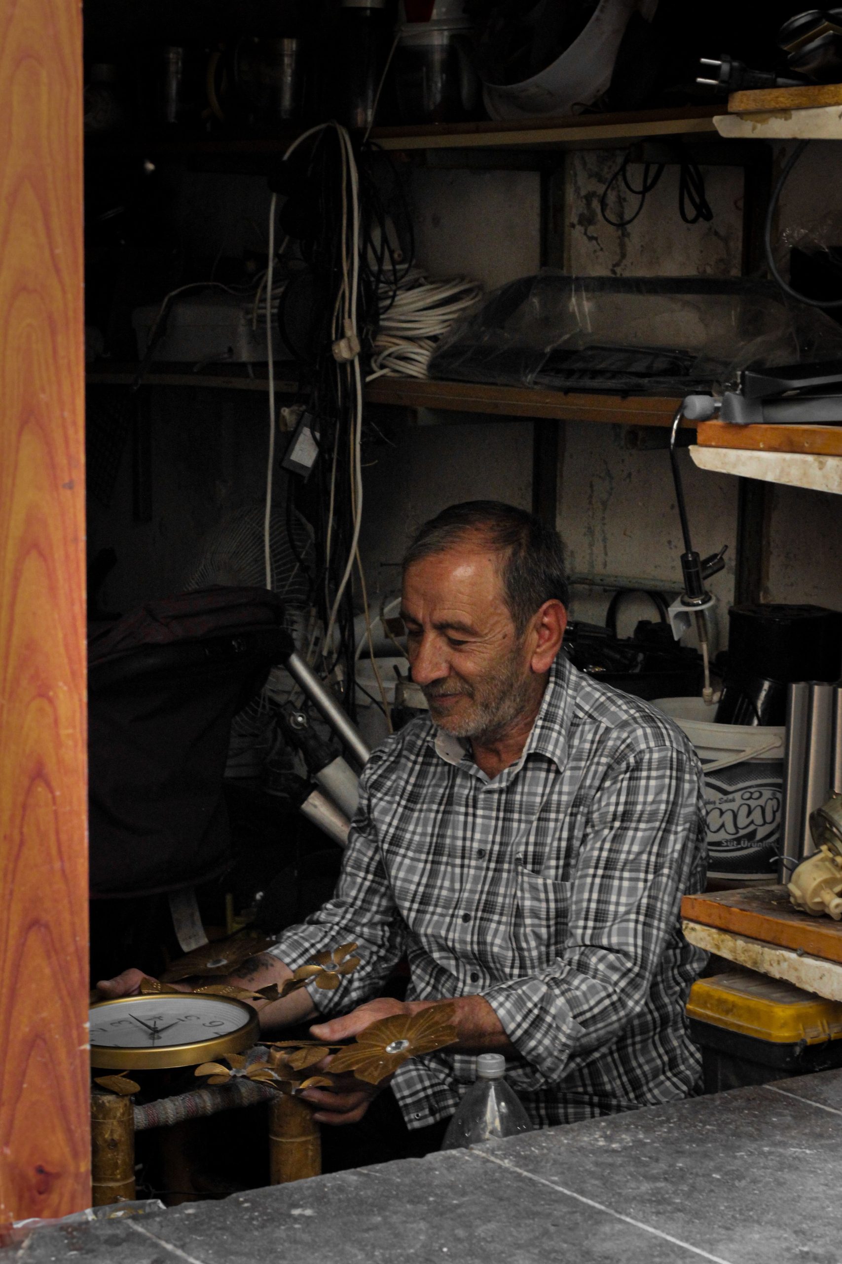 Artisan illustrant les preuves de confiance d'une page de services