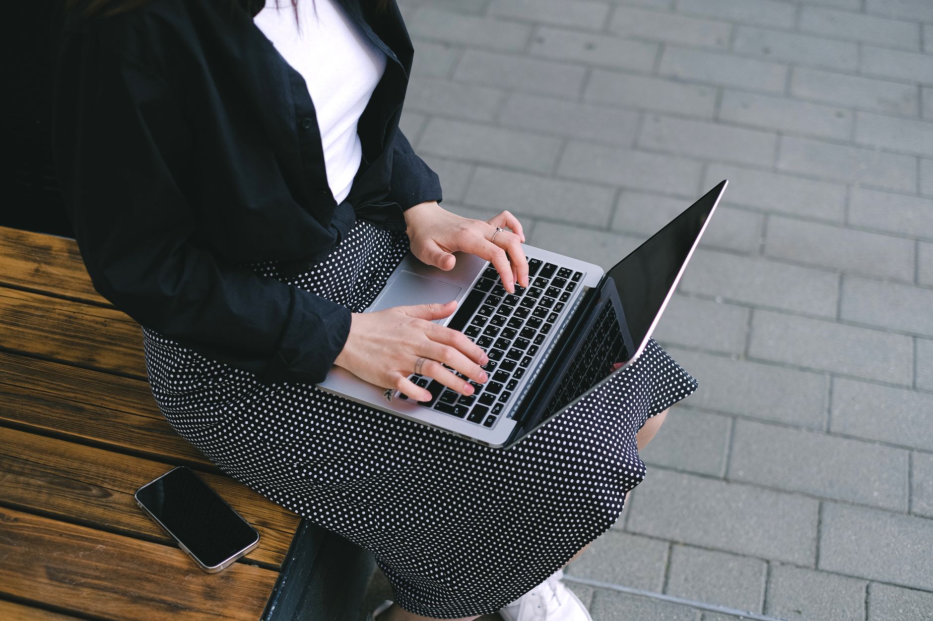 Freelance utilisant son ordinateur pour préparer un brief client