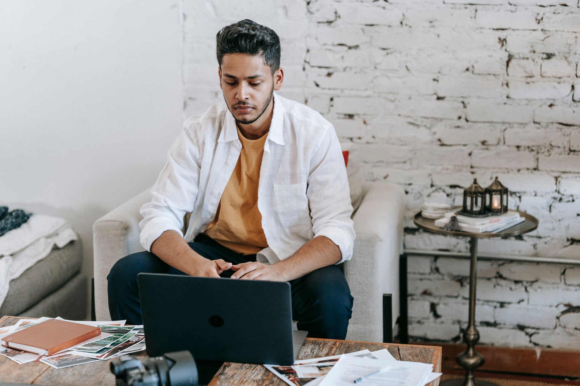 Professionnel rédigeant une FAQ utile sur un site vitrine depuis son ordinateur