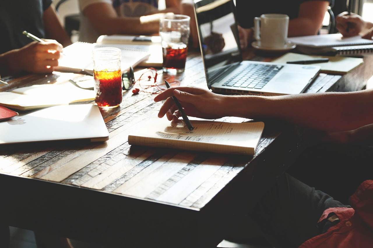 Équipe travaillant sur la manière de présenter ses services aux futurs clients