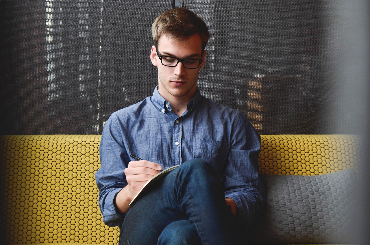 Entrepreneur mettant à jour les réponses de la FAQ de son site vitrine
