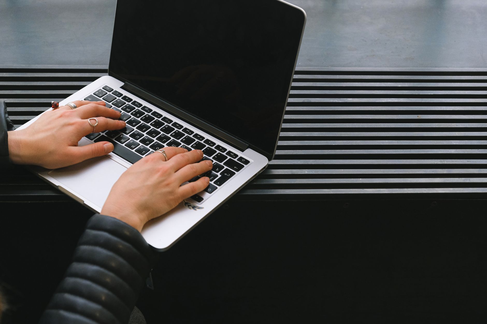 Brief client freelance préparé sur un ordinateur portable