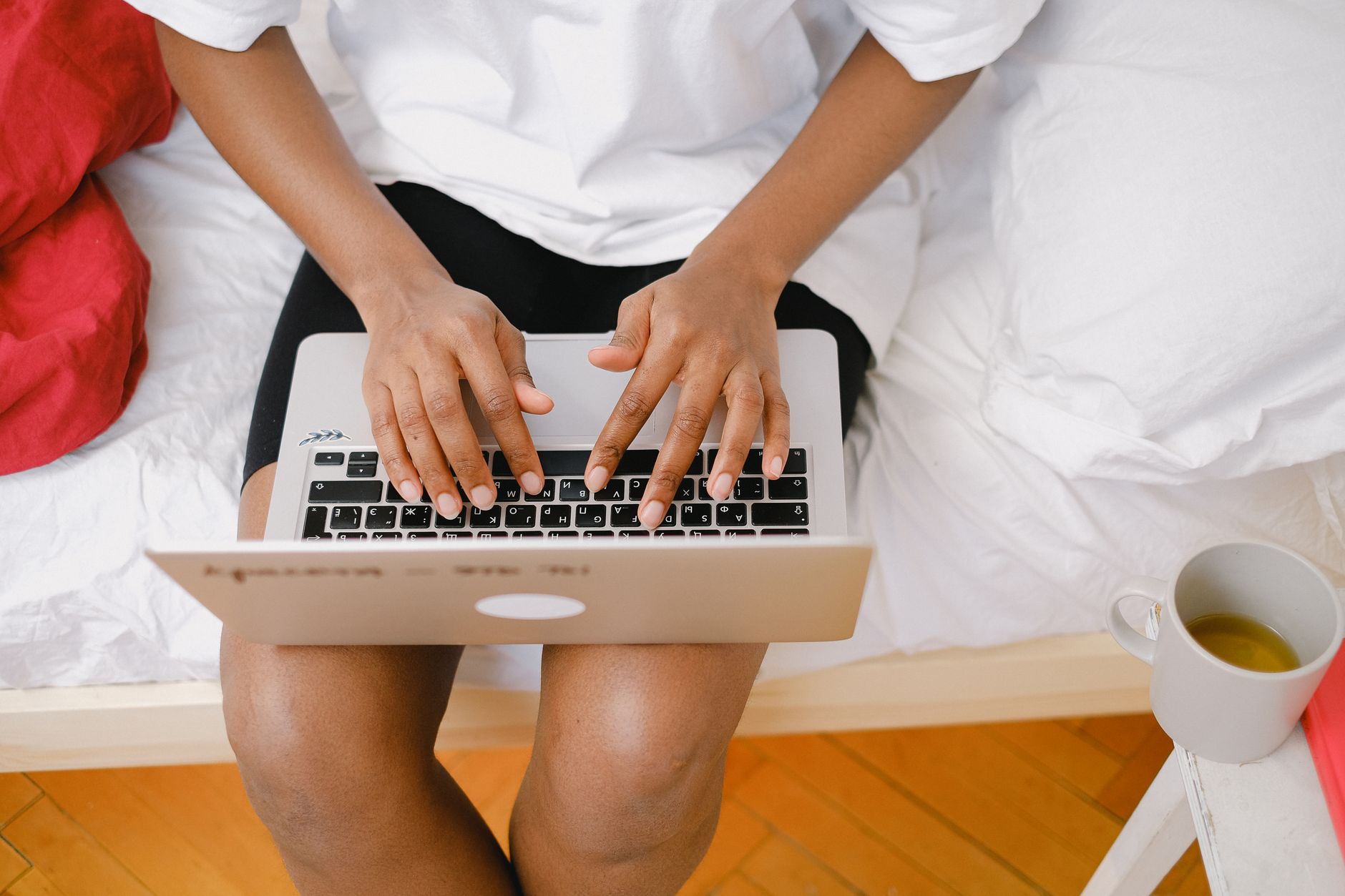 D'en haut, une femme africaine utilisant un netbook