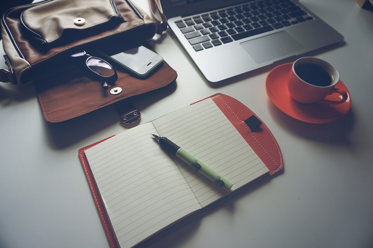 Ordinateur portable, café, cahier, stylo, lunettes, technologie, mobile, espace de travail, numérique, ordinateur, gadget, technologie mobile, bureau, startup, table, ord