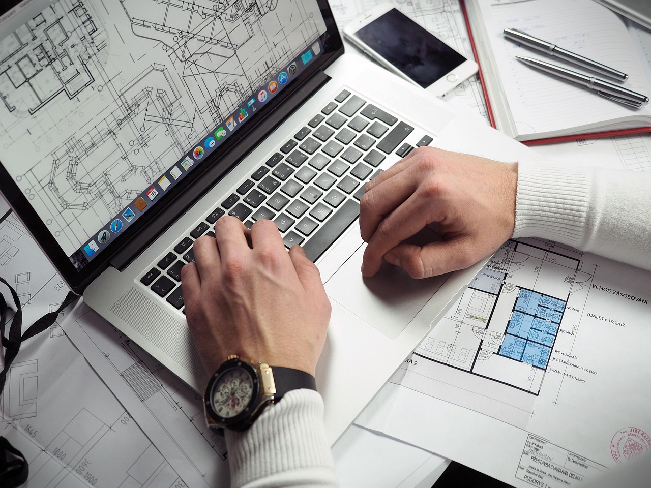 Plans, entrepreneur, mains, ordinateur portable, macbook, téléphone mobile, cahier, schémas, travail, planification