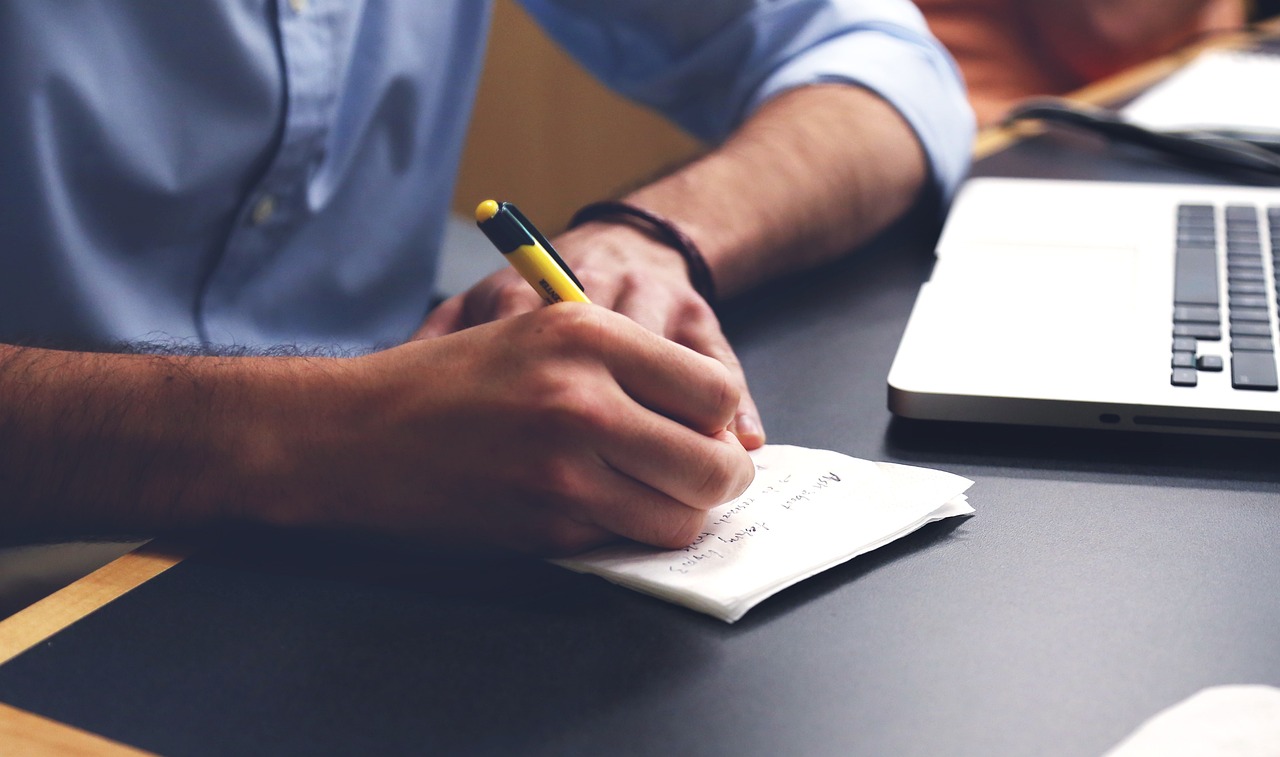 Homme écrivant à son bureau