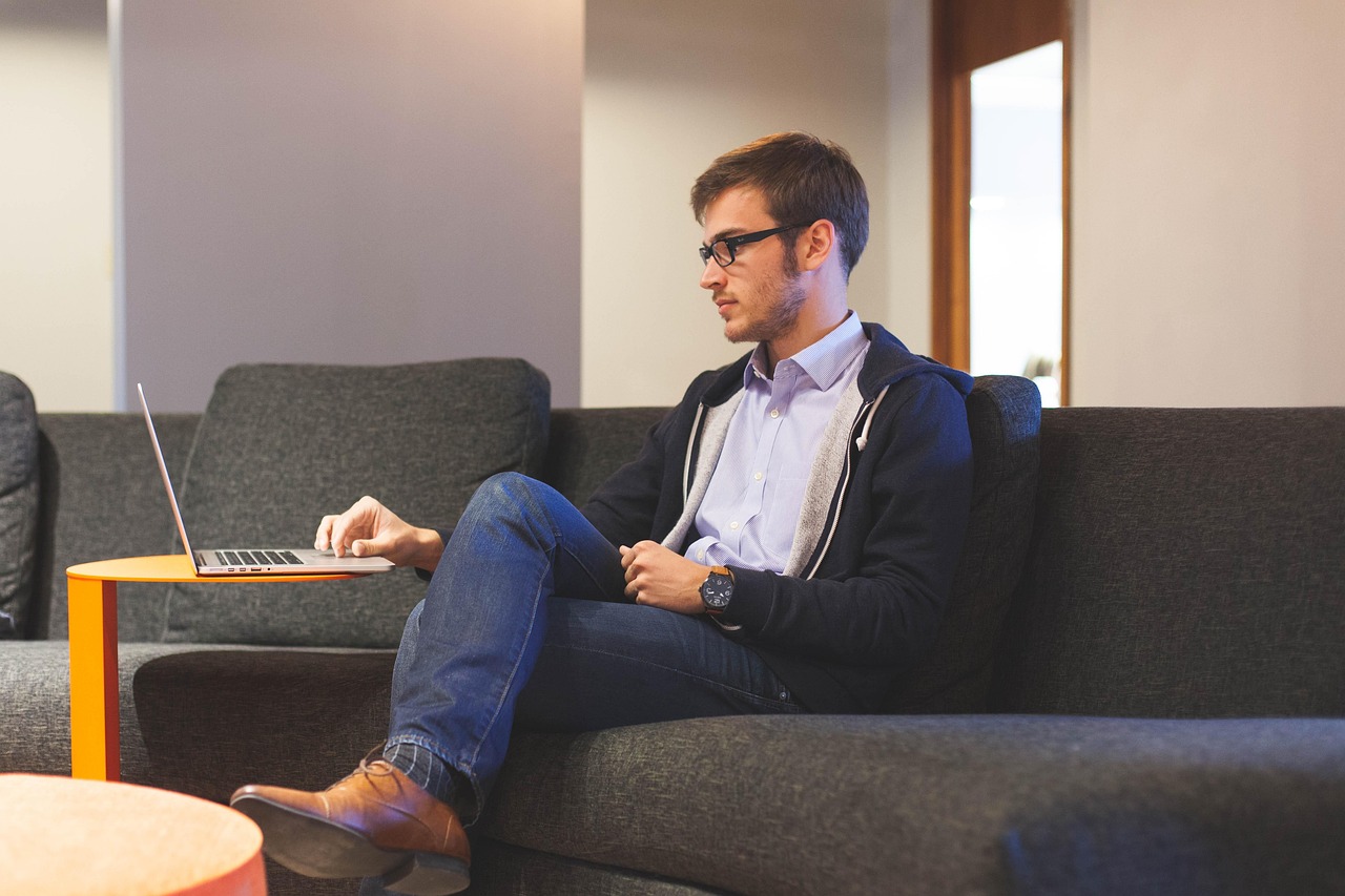 Entrepreneur, start-up, homme, planification, entreprise, bureau, homme d'affaires, jeune, entreprise, travail, société, freelance, freelancer, bloc-notes, cahier, assis,