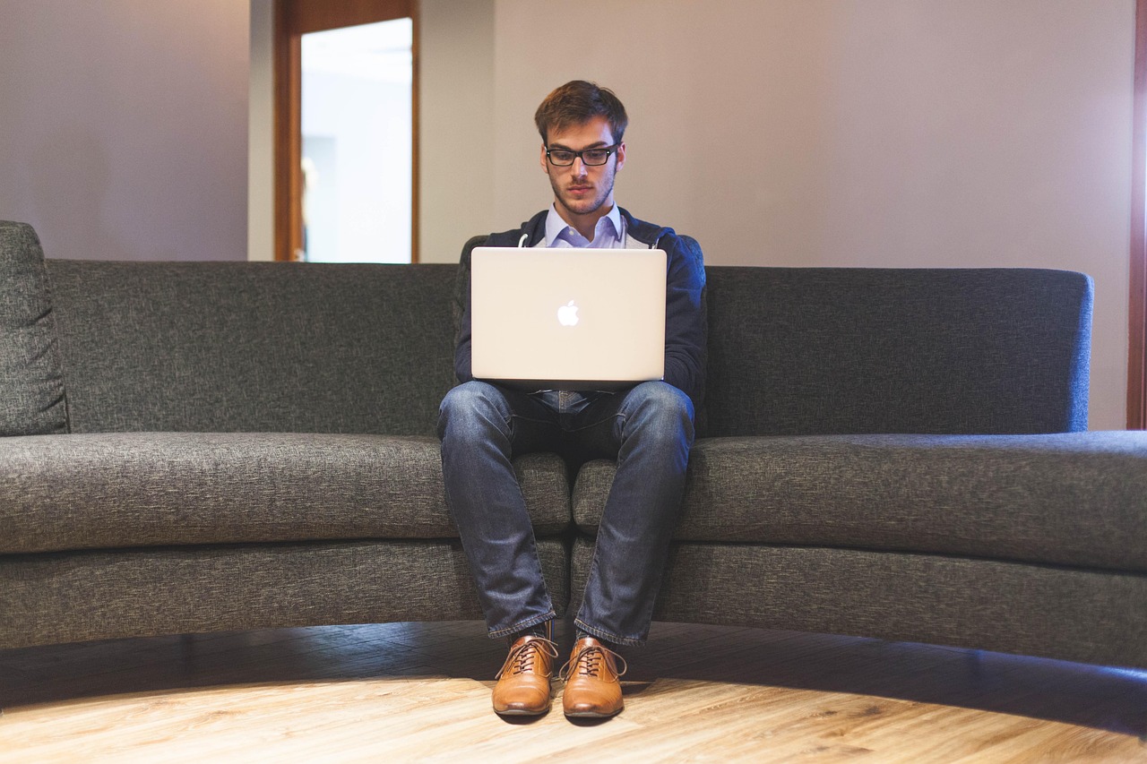 Homme, ordinateur portable, homme d'affaires, entrepreneur, planification, travail