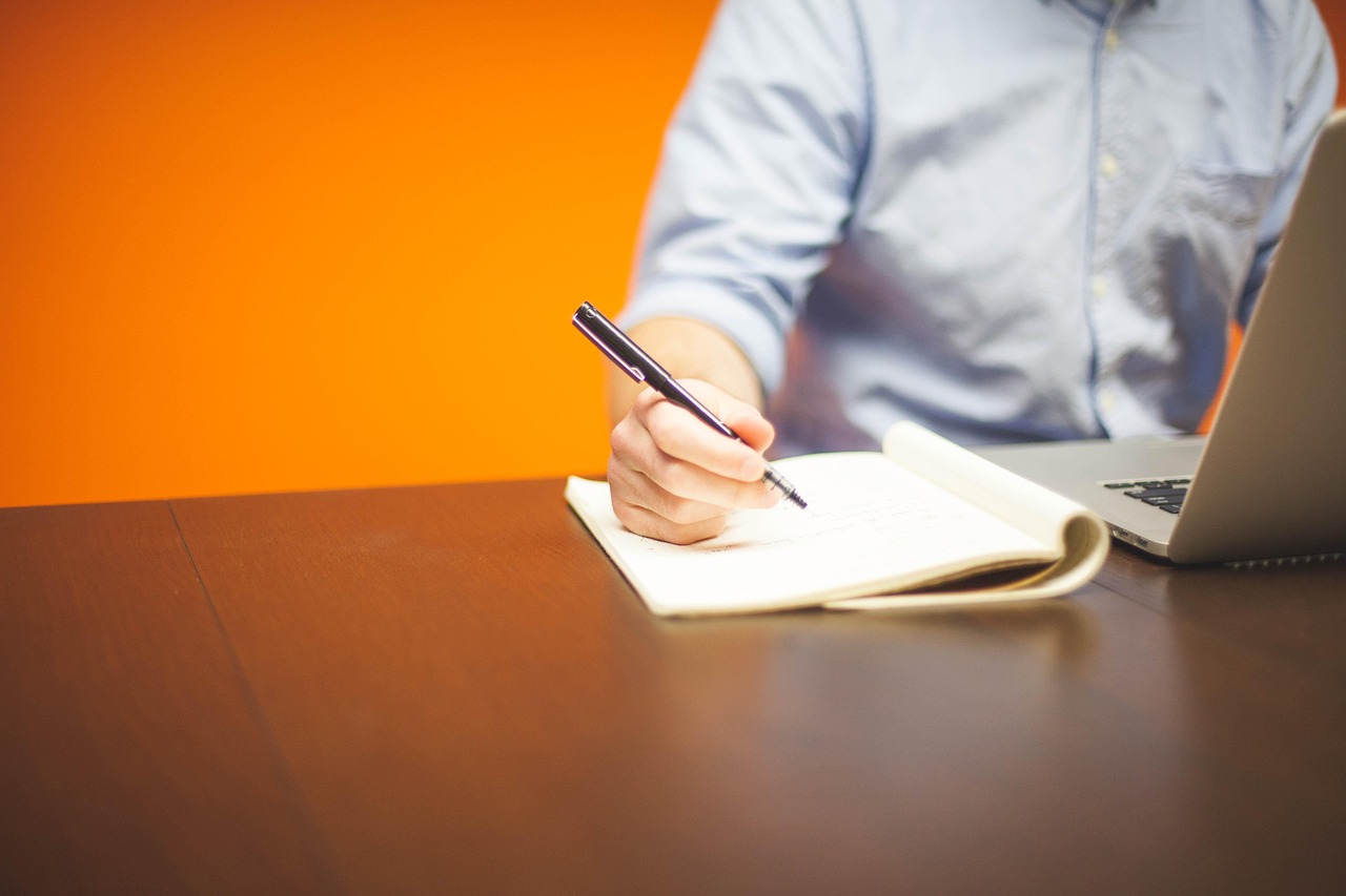 Homme d'affaires planifiant son entreprise