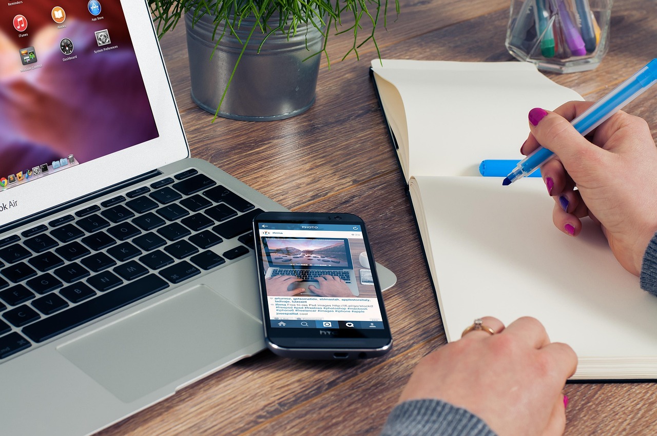 Organisation d'un brief client freelance avec notes et ordinateur