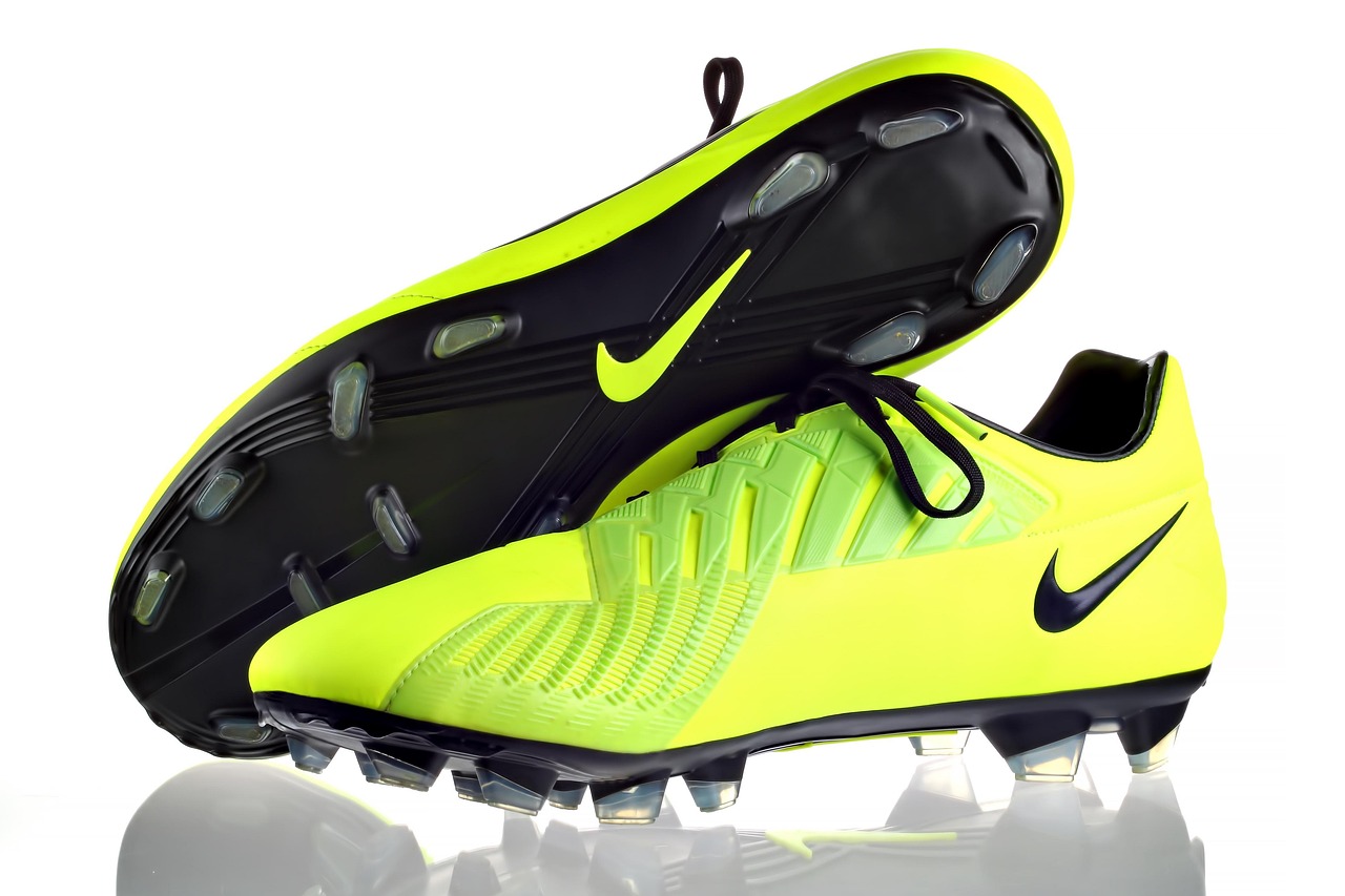 chaussures de football, bottes de football, chaussures de sport, style, mode, jaune